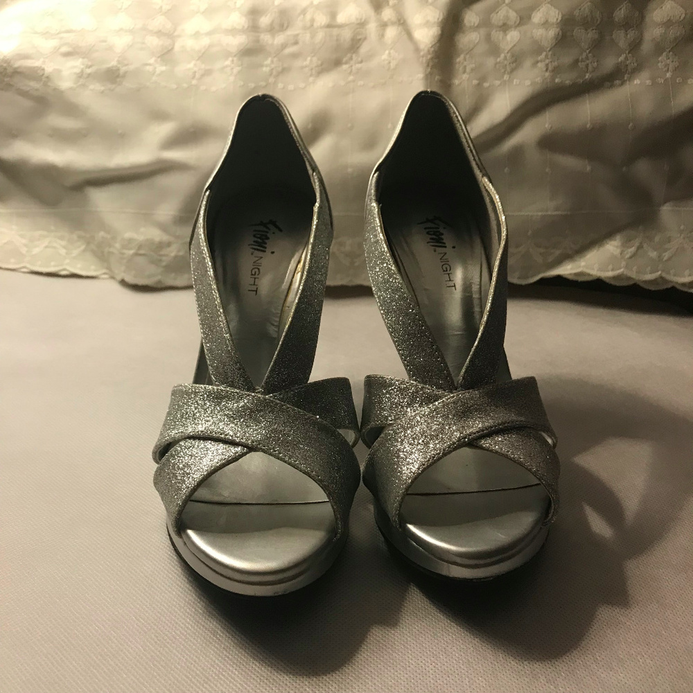 Silver Heels - Picture 2 of 5